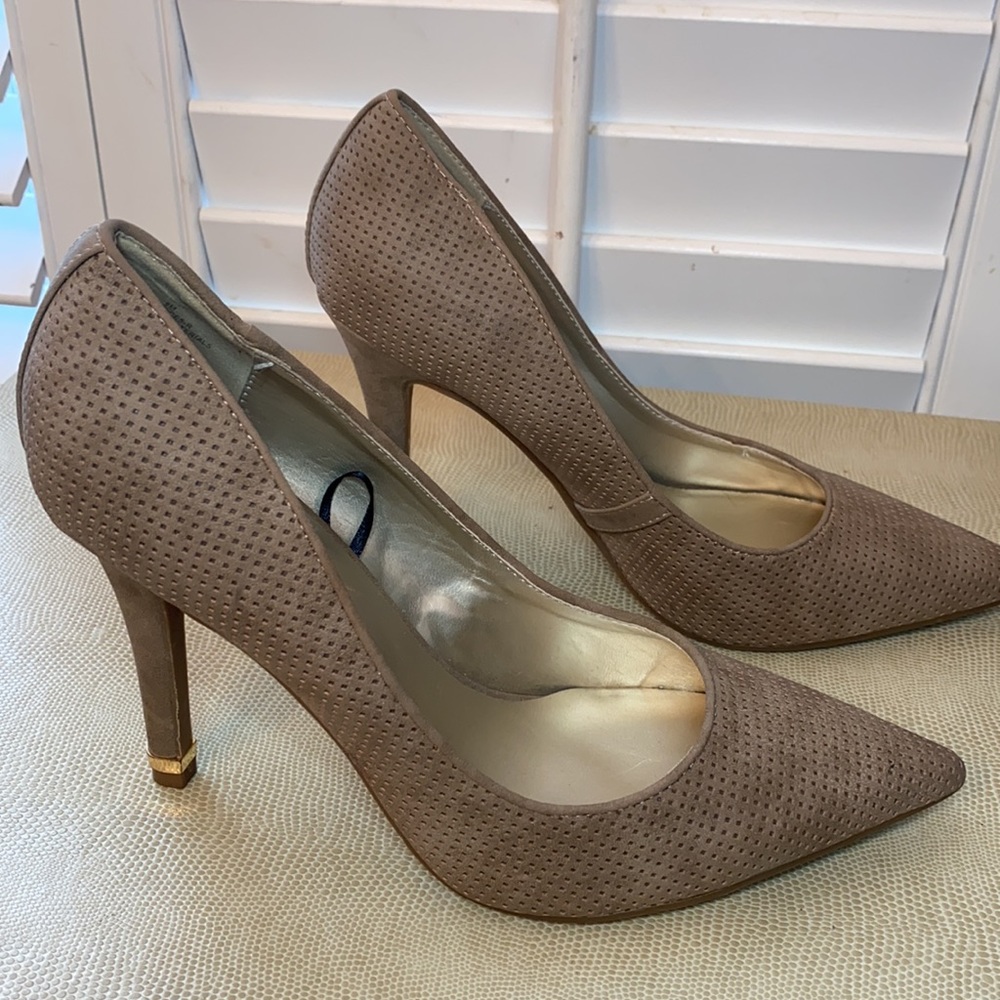 Guess Pumps - Picture 2 of 11